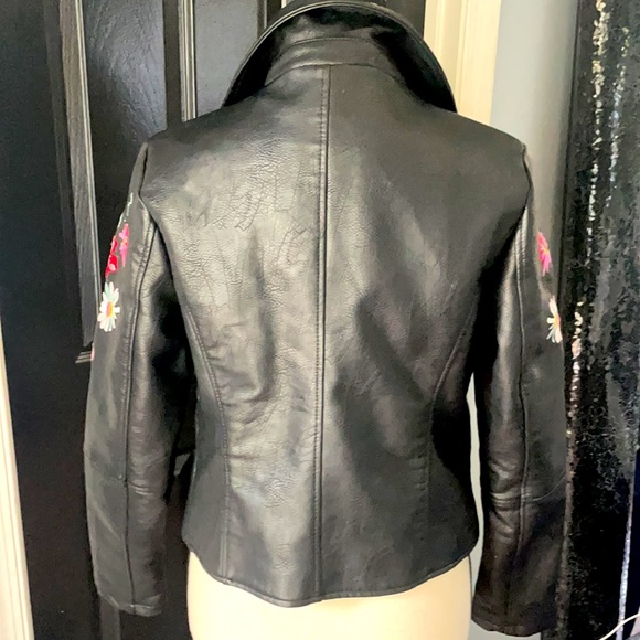 Faux leather floral moto jacket 🌺🌼🥀 - Picture 3 of 5